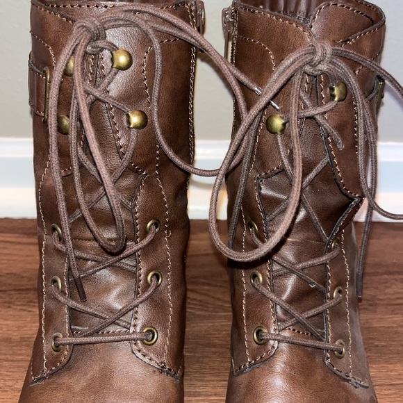 Women’s Lace Up Boots - Picture 3 of 6